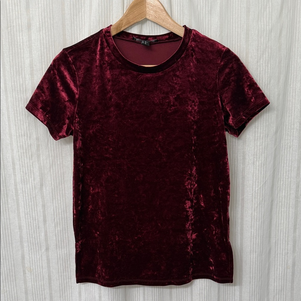 🌈5/$25 BUNDLE! Forever 21 Red Crushed Velvet Short Sleeve Top